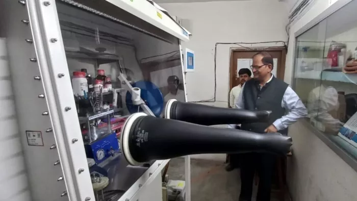 बीएचयू के भौतिकी विभाग की लैब में बैटरी पर शोध करते शोधार्थी।- जागरण