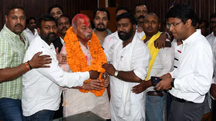 चौधरी राघवेन्द्र नाथ सिंह साथ में सहायक निबंधक चिट फर्म्स एंड सोसाइटीज कौशलेंद्र सिंह व समर्थक।-जागरण