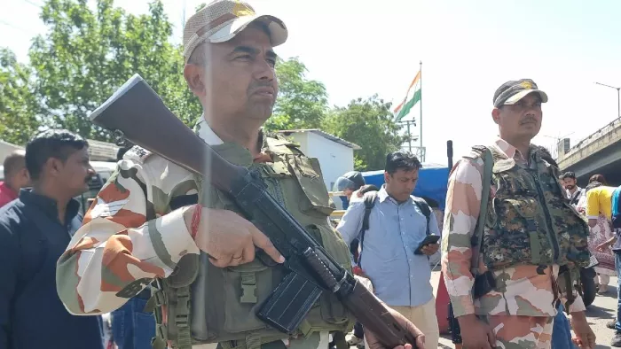 जम्मू के ज्वेल चौक में नाके लगा कर वाहनों की जांच करते सुरक्षा कर्मी।