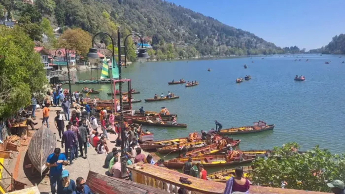 Natural Water Streams: झील में लगातार बढ़ती गाद समस्या को और गंभीर बना रही है। जागरण आर्काइव