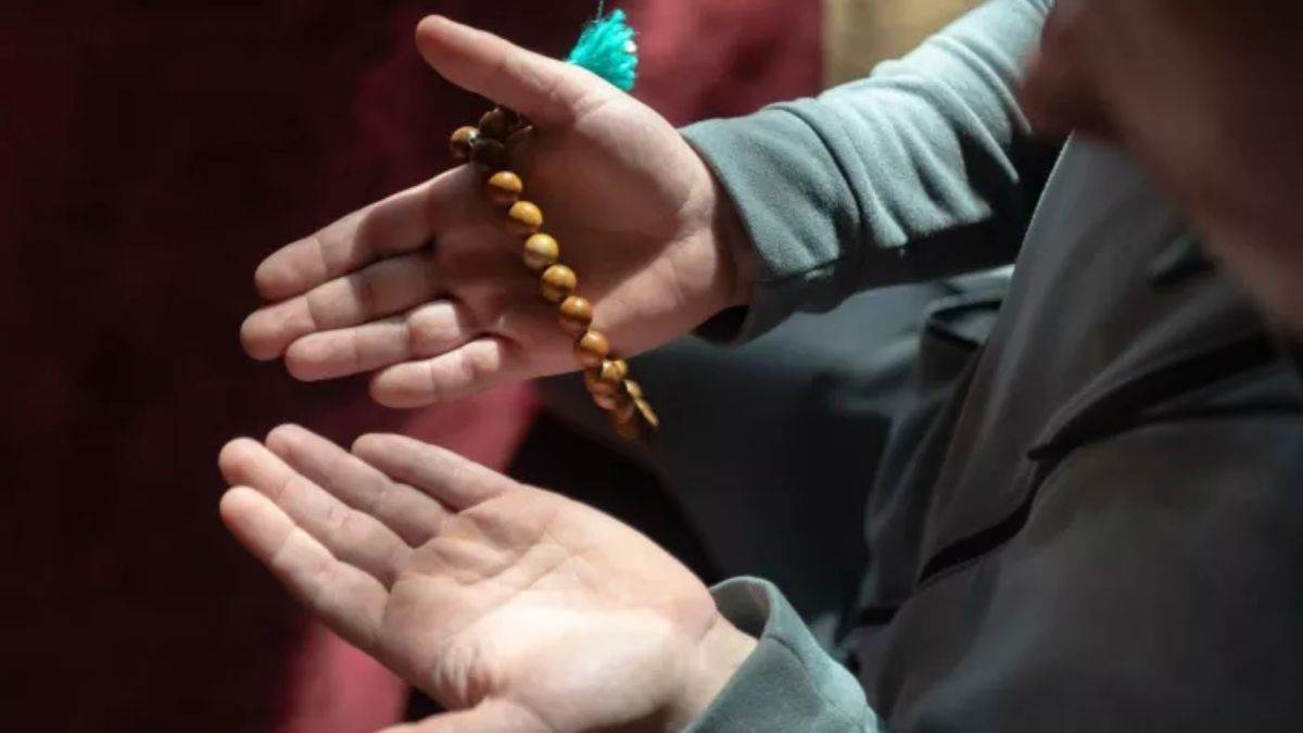businessman enters mosque to offer namaz traders reached and go him to temple