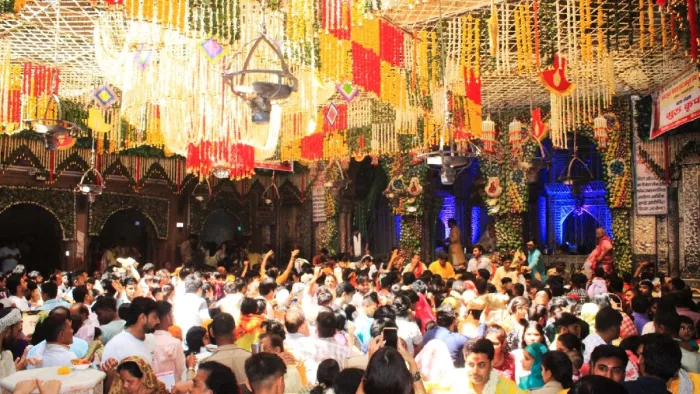 वृंदावन के ठाकुर बांकेबिहारी मंदिर में सजाया गया देसी विदेशी फूलों का दिव्य बंगला। - फोटो: जागरण आर्काइव