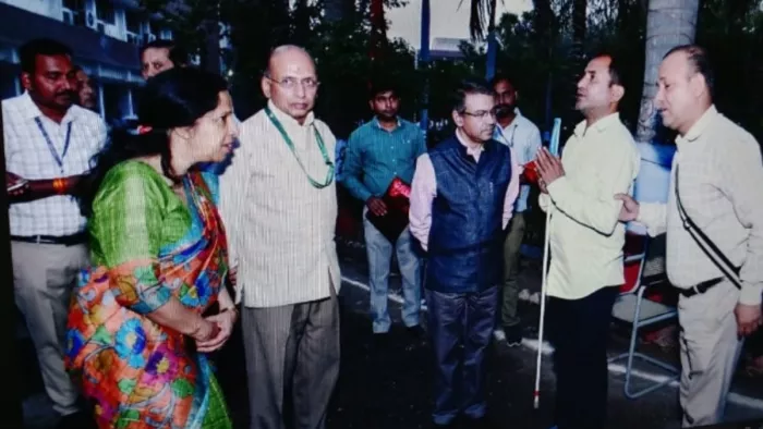 पीसीडीए पेंशन कार्यालय के बाहर अधिकारियों का आभार जताते कमलेश चौबे। सौ. विभाग