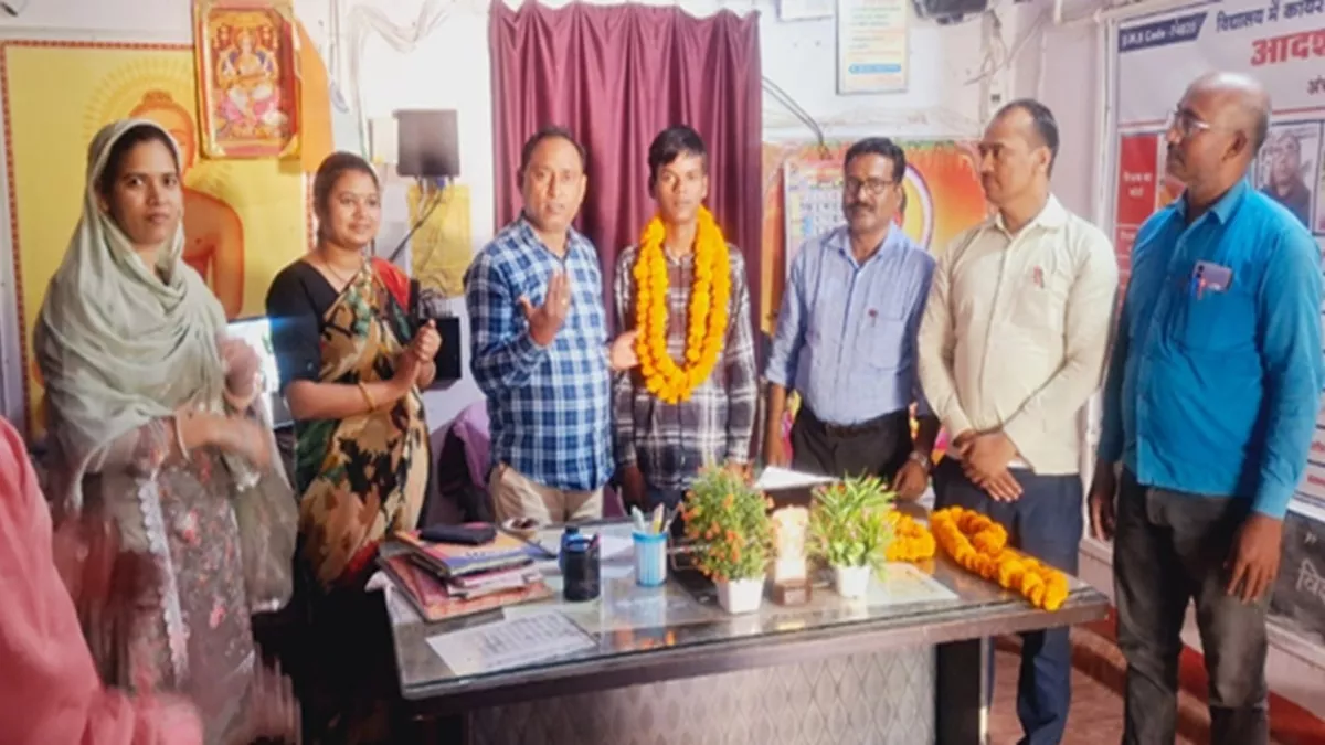 Rohtas News: मजदूर के बेटे ने बिहार बोर्ड रिजल्ट में लहराया परचम, बताया अपना अगला टारगेट; पिता हुए भावुक