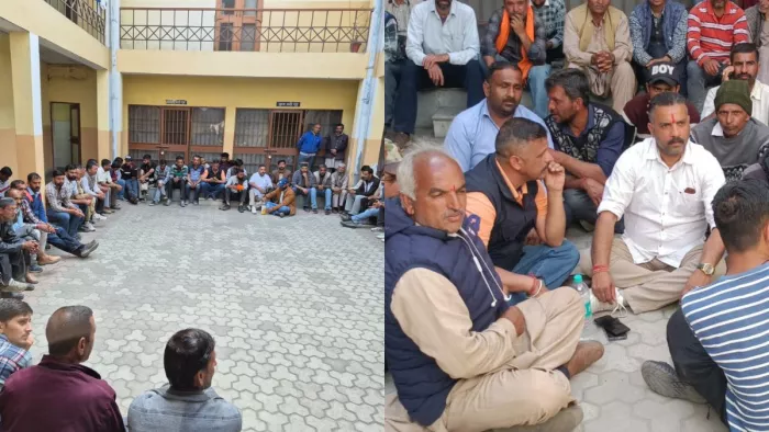 अंतरजातीय विवाह के विरोध में प्रदर्शन करते लोग
