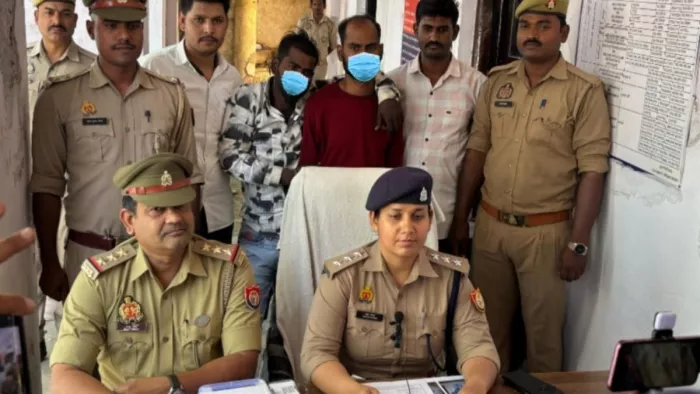 पुलिस की गिरफ्त में 25 हजार का इनामी कुख्यात अजय साहनी अपने साथी त्रिभुवन के साथ। जागरण