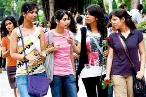 कॉलेज में अलग और स्टाइलिश दिखना चाहते हैं तो अपनाएं ये तरीके