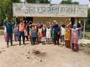 खेड़ी गांव में पानी की किल्लत को लेकर ग्रामीणों ने किया प्रदर्शन