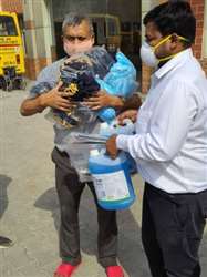 युवा व्यापारी का संकल्प, कोविड संक्रमितों को घर पर ही मुहैया कराएंगे मास्क-सैनिटाइजर