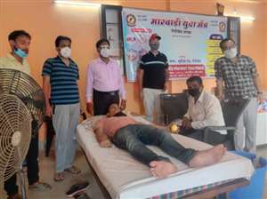 शिविर में युवक-युवतियों ने किया रक्तदान