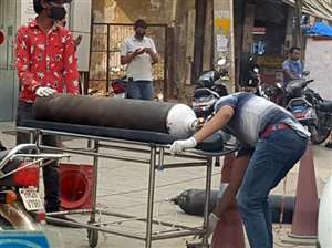 कोरोना संक्रमित मरीजों को अस्पताल में ना बेड ना आक्सीजन