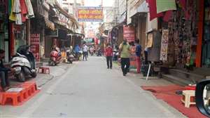 लाकडाउन जैसा नजारा: एहतियात के तौर पर घरों से नहीं निकल रहे लोग