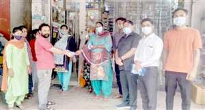 भाजपा ने मास्क बांटकर किया जागरूक