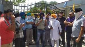 फीस में वृद्धि करने के विरोध में अभिभावकों ने किया प्रदर्शन