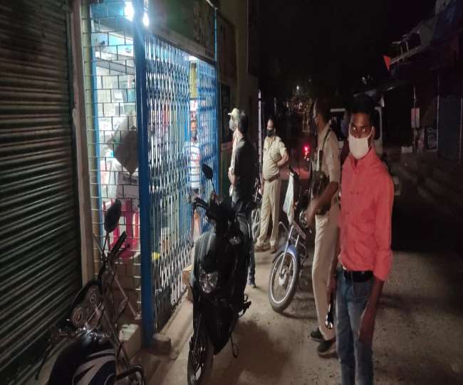 मुसाबनी बाजार में दुकानदारों को कोविड-19 गाइडलाइन की जानकारी देते थाना प्रभारी संजीव कुमार झा।