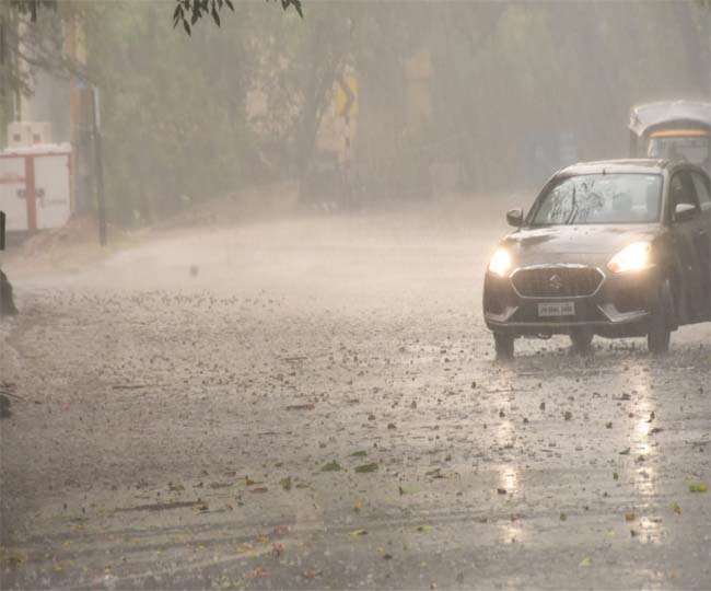 Dhanbad Weather Forecast उमड़घुमड़ कर बरसे बादल गर्मी से मिली राहत