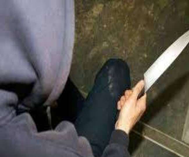 robbery in karnal woman sleeping in house was robbed by placing a knife on her neck