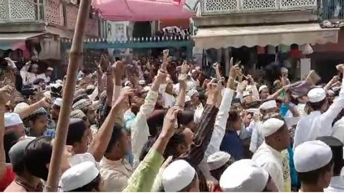 Saharanpur News: सहारनपुर की जामा मस्जिद के बाहर हंगामा होने लगा