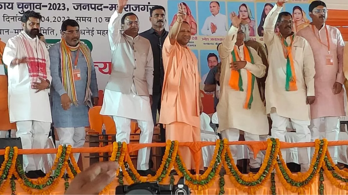 महराजगंज की चुनावी सभा में विपक्ष पर बरसे CM योगी, बोले- पहले युवाओं को मिलते थे तमंचे, अब दिया जा रहा टैबलेट
