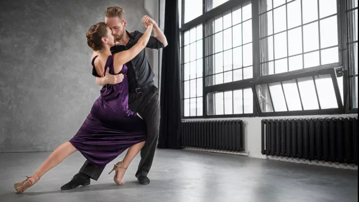 International Dance Day: पार्टनर के साथ रिलेशनशिप को स्ट्रॉन्ग बनाते हैं ये डांस फॉर्म्स