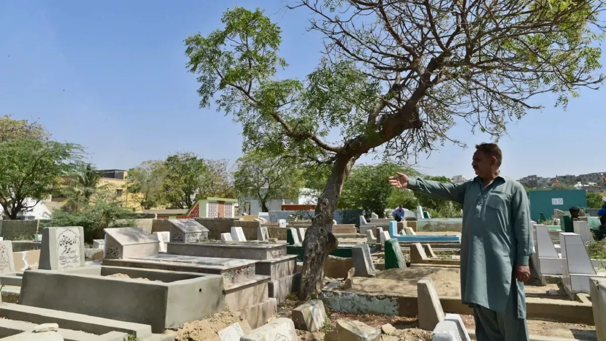 Updated News: सही नहीं थी पाकिस्तान में कब्र पर ताला लगाने वाली खबर