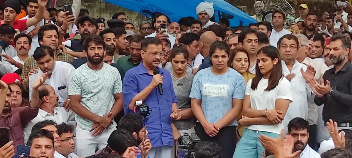 Wrestlers Protest Delhi CM Kejriwal reached jantar mantar to support wrestlers Delhi Wrestlers Protest: जंतर मंतर पहुंचे CM केजरीवाल, कहा- देश का नाम रोशन करने वाले पहलवान हैं परेशान