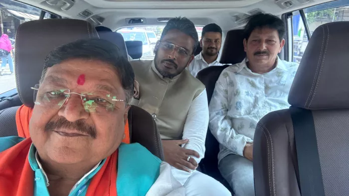 Lok Sabha Election 2024: कैलाश विजयवर्गीय ने अक्षय के साथ पोस्ट की सेल्फी। (फोटो - सोशल मीडिया)
