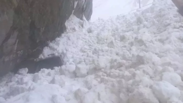 Jammu Kashmir Weather Update: बांडीपोरा में बर्फ फंसे 35 वाहन निकाले। फाइल फोटो
