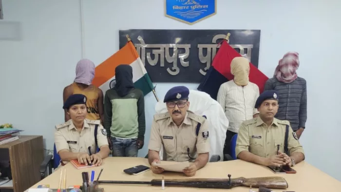 पकड़े गए बदमाशों और बरामद हथियार के साथ एसपी नीरज कुमार सिंह और उनके साथ में टीम