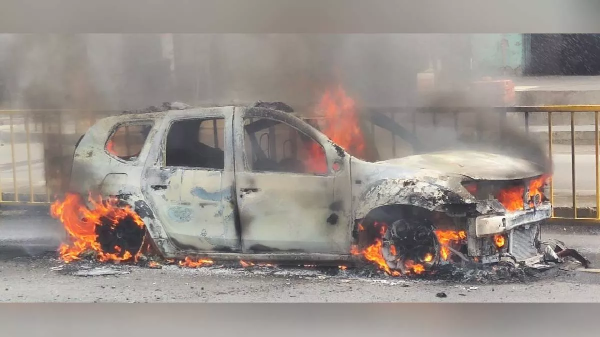 Amroha News: सड़क पर चलती कार बनी आग का गोला, चालक ने कूदकर बचाई जान; हाईवे पर दौड़ते वाहनों की थमी रफ्तार