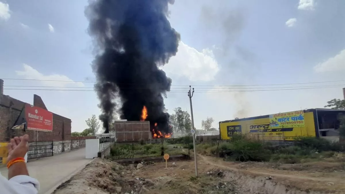 Fire In Mathura: हाईवे किनारे प्लास्टिक गोदाम में आग से मची खलबली, काले धुएं से दहशत में आए लोग, वाहनों की थमीं रफ्तार