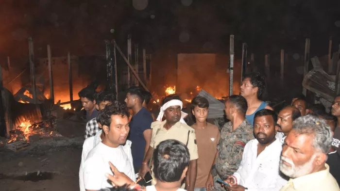 पूर्णिया में देर रात अचानक लगी भयंकर आग