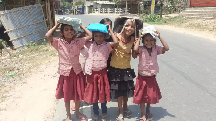 तेज धूप में आंगनबाड़ी बच्चे के किताब कापी ही सहारा