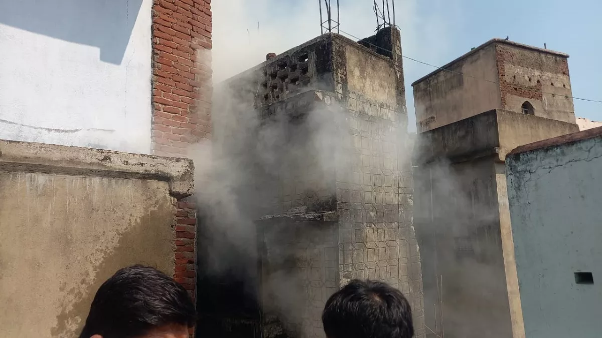 Jharkhand Fire News : पोटका में भीषण अग्निकांड, कपड़ा गोदाम में लगी भीषण आग; शॉर्ट सर्किट बनी वजह