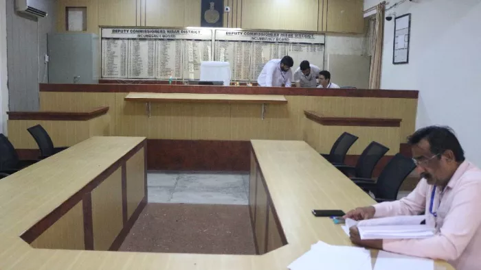 Haryana News: निर्वाचन अधिकारी की मौजूदगी में हुई नामांकन प्रक्रिया की रिहर्सल।