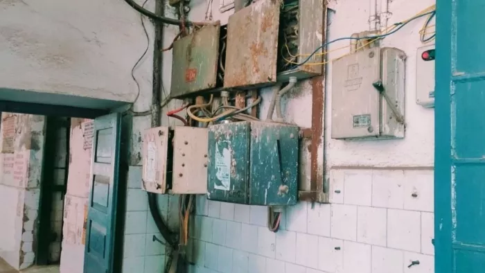 पीएमसीएच के हथुआ वार्ड में तारों का जाल।