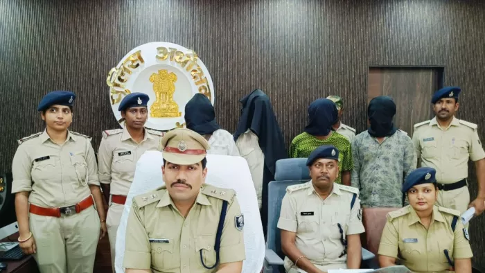 घटना के संबंध में जानकारी देते एसपी एवं मौजूद एसडीपीओ एवं अन्य पुलिस पदाधिकारी और गिरप्तार आरोपित