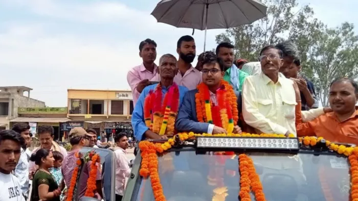 Bijnor News: आईपीएस बनकर गांव पहुंचे प्रदीप कुमार का ग्रामीणों ने किया स्वागत
