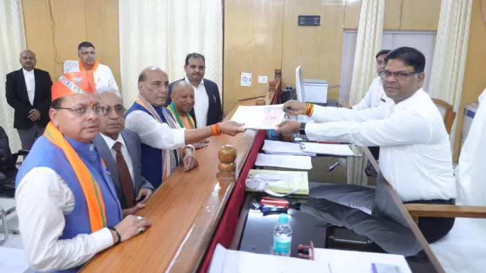लोकसभा सदस्य पद के लिए नामांकन करते रक्षा मंत्री राजनाथ सिंह।