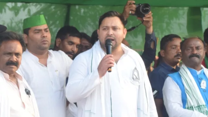 'जीना यहां मरना यहां...', तेजस्वी ने फिर गाया गाना; Chirag Paswan को नए अंदाज में घेरा