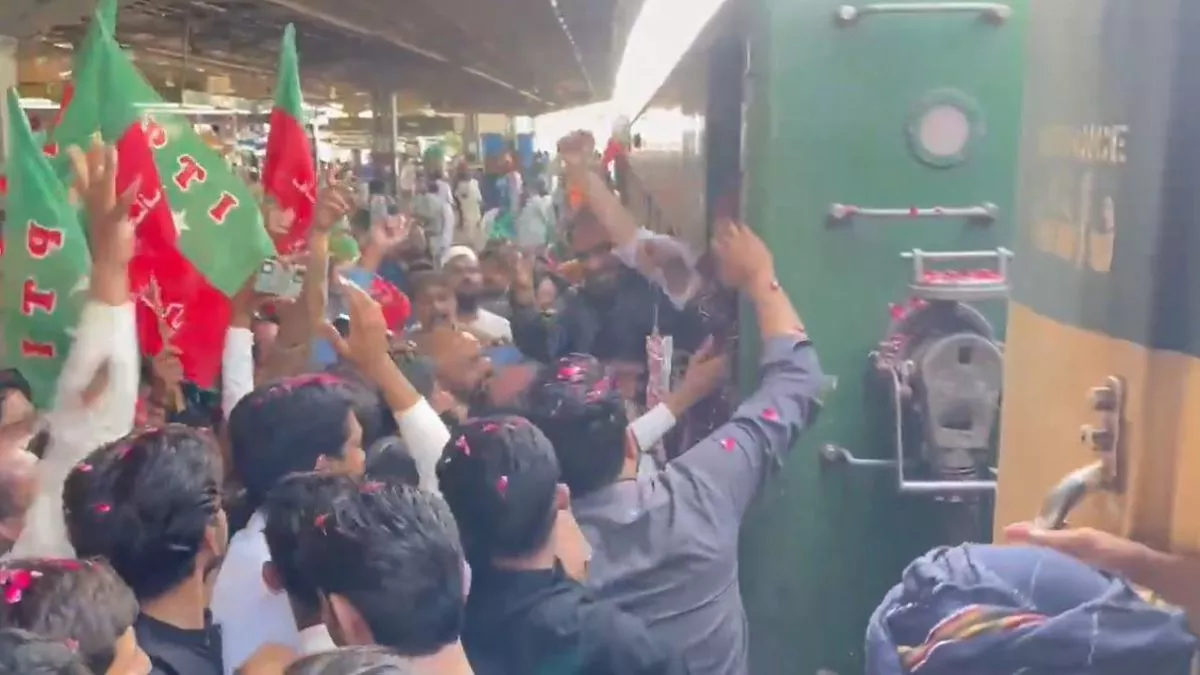 Pakistan: इमरान खान की रिहाई के लिए पीटीआई ने किया ट्रेन मार्च, ' छीने गए जनादेश' के लिए संघर्ष तेज करने पर दिया जोर