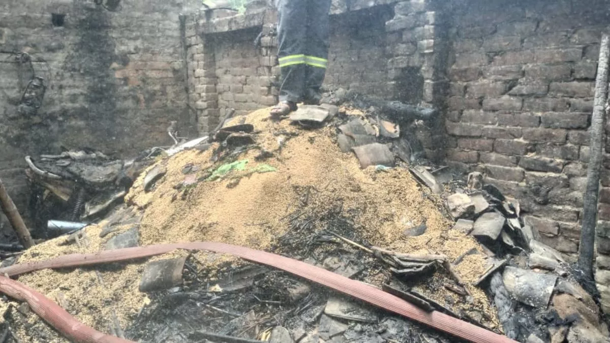 यूपी के इस इलाके में खंबे से निकली चिंगारी से लगी भयानक आग, धू-धूकर जला दिया घर का सारा सामान