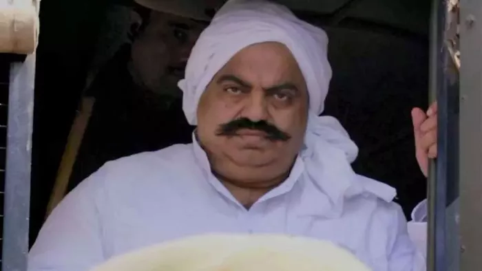 माफिया अतीक से मुक्त कराई गई जमीन पर कब्जा करने वालों पर होगा केस। (तस्वीर जागरण)