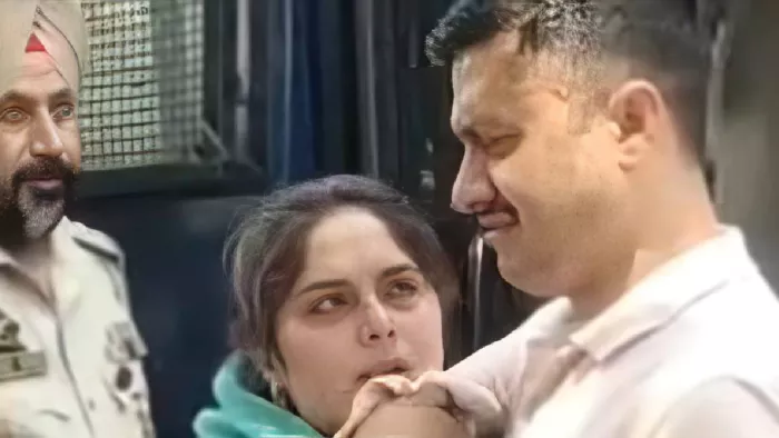 अटारी बॉर्डर पर रवाना होने से पूर्व अपनी पत्नी को भावपूर्ण विदाई देता मीनल का पति