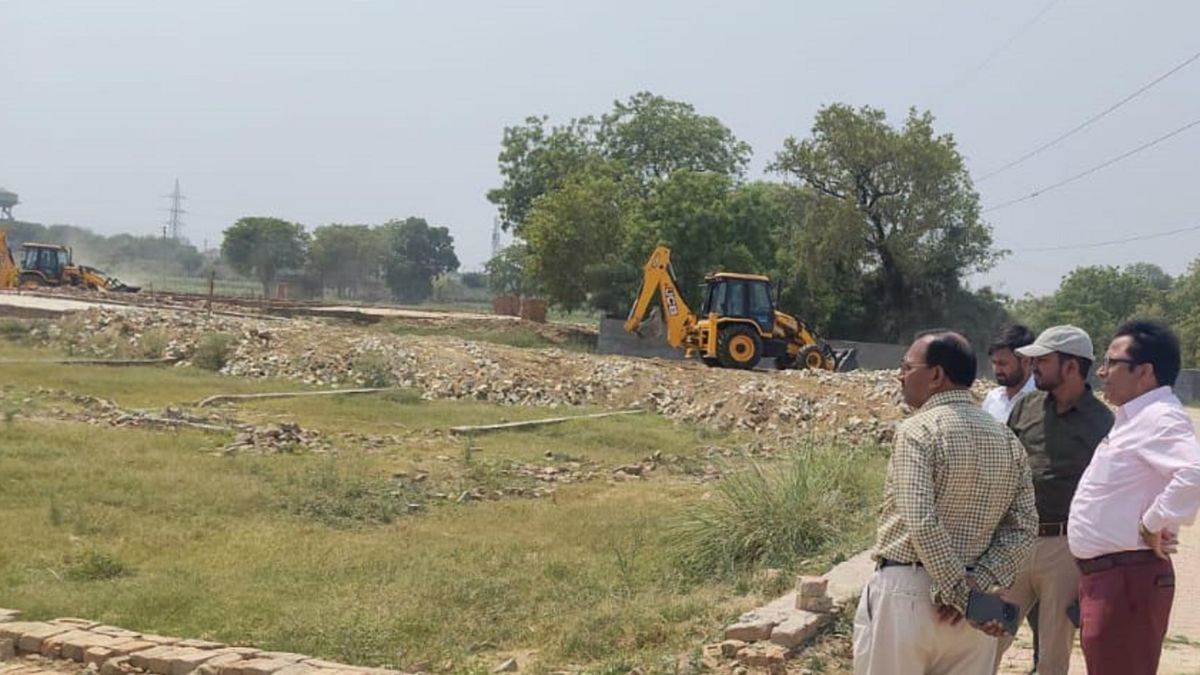 ncr gda bulldozes road built for illegal colony in ghaziabad