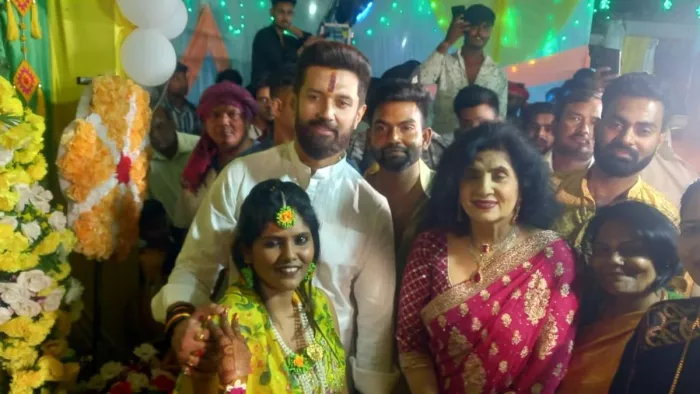 सोनपुर में अपनी मां रीना पासवान के साथ रिश्तेदार के यहां हल्दी समारोह में पहुंचे केंद्रीय मंत्री चिराग पासवान