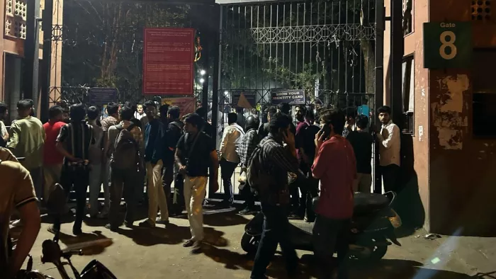 घटना के विरोध में जामिया के गेट नंबर आठ पर जमा छात्र l फोटो- सौ. सुधी पाठक