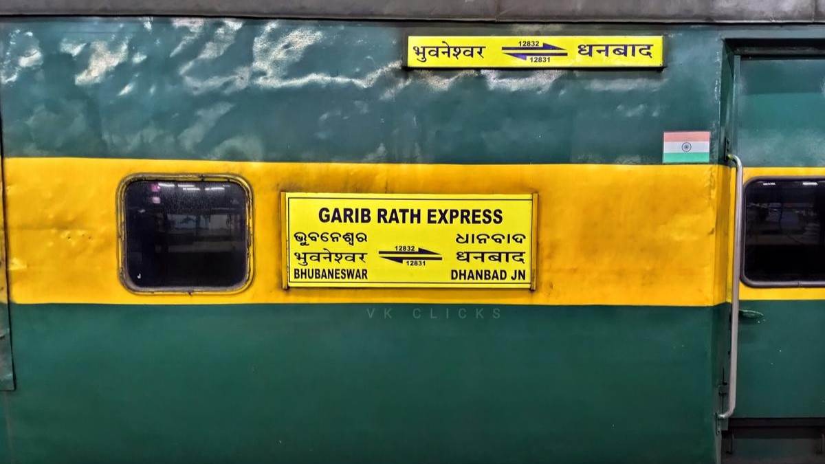 https://www.jagranimages.com/images/newimg/29042025/29_04_2025-garib_rath_special_23927768.jpg