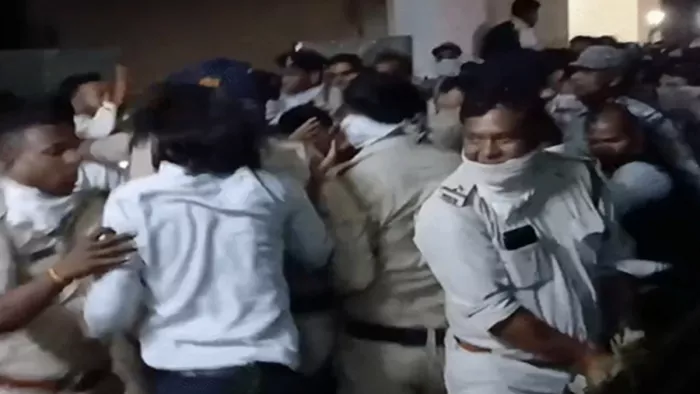 भोपाल में हिंदू छात्राओं से दुष्कर्म के आरोपितों को वकीलों ने पीटा (फोटो- वीडियो ग्रैब)