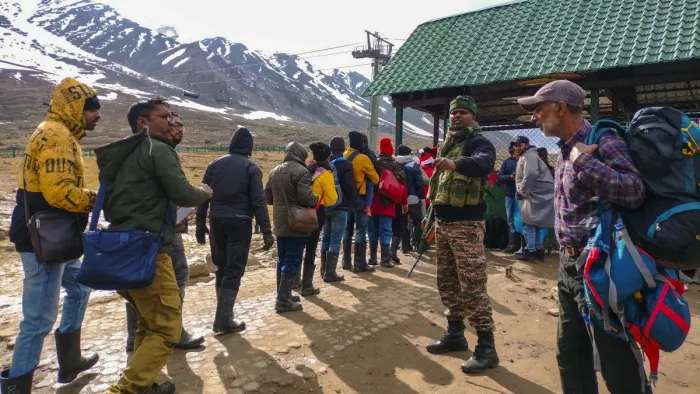 जम्मू और कश्मीर के बारामूला जिले के गुलमर्ग में पर्यटक कतार में खड़े हैं (फाइल फोटो)